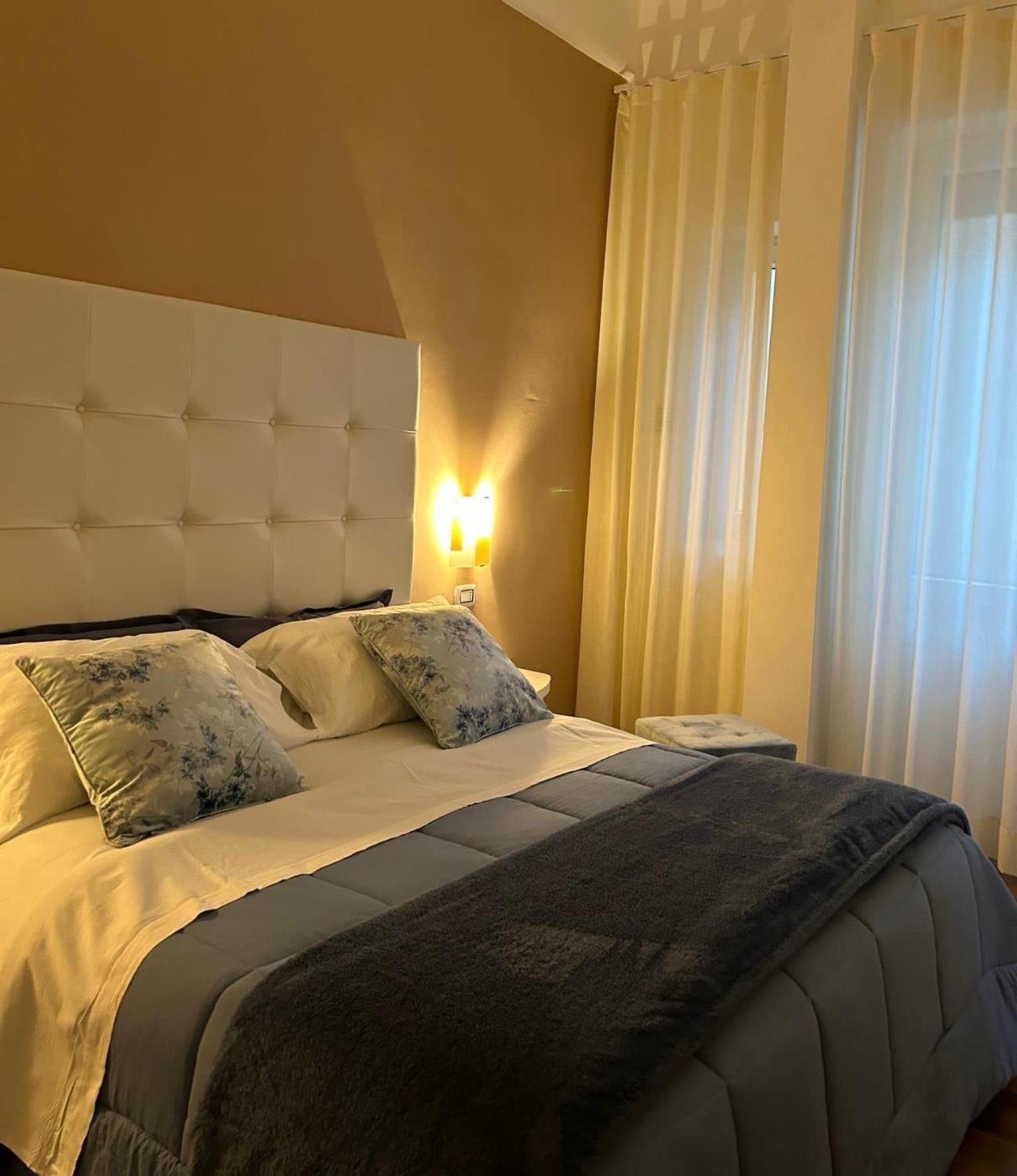 Tiziana'S House Bed & Breakfast Salerno Bagian luar foto